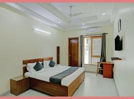 Hotel Devlok Golden Premium Near Haridwar Railway Station - Wifi - Room Service - Fully Air Conditioning Hotel, hotel in Kankhal