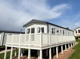 Luxury 3 bed sleeps 8 caravan with sea view, hotel in Exmouth