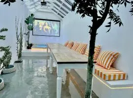 Vale Boutique 9bdr Villa with Outdoor Cinema,2 Jacuzzis & Event Hall