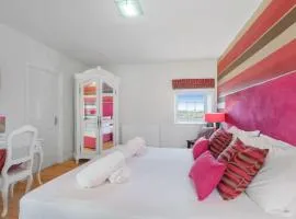 Bamburgh - Sleeps 8 - Dogs Stay Free - Enclosed Garden - Off Road Parking