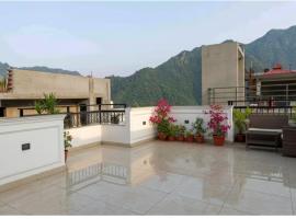 Modern Luxury 2BHK Flat Lift Parking Kitchen Near Laxman Julla & Beach in Tapovan, ξενοδοχείο σε Rishīkesh