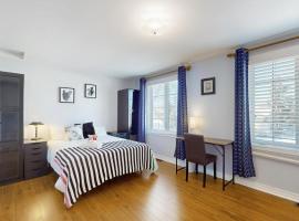 Cozy Queen room with Shared Bath near Seneca Finch 404，位于多伦多的酒店