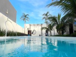 A Casa Paradisíaca ll Luxo Piscina Super Mega Quente até 50 graus Aquecimento Elétrico e Solar Casa com Sauna a Vapor e Ar Condicionado em Todos Ambientes e Lavanderia com Roupa de Cama e Banho, hotel v destinaci Caldas Novas