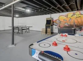 Bellerive Hangout with Hot Tub by StayLage