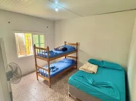 Casa com 2 quartos grandes a 150m da praia