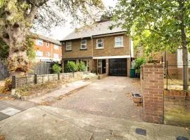 3 Bed Town House - Sleeps 5 - Ensuite - Off Street Parking - Pets Welcome - Wifi