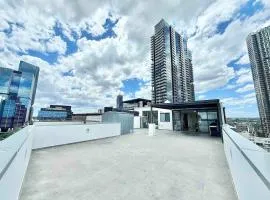 Modern Penthouse 7-min Walk to Station & Westfield