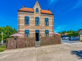 Luxurious holiday home in Heers with terrace, hotel v destinaci Mettekoven
