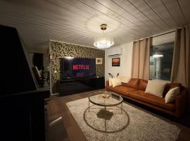Cozy house near the river - sauna, Wi-Fi, hotell i Torneå