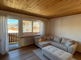 Sonniges Apartment im Zentrum mit Bergblick, hotel in Grächen