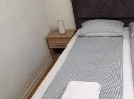 Apartman Batuda,moderno opremljen apartman u centru Đurđevca, u cijeni wellnes, sauna, bazen u obližnjem hotelu, mini zoo, 5G internet, R1 račun, idealan za parove, obitelji i wellnes odmor