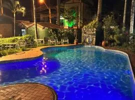 Lua Chalés 14 chalés equipados com churrasqueira, piscina e hidro incluindo café da manhã , roupa de cama, toalhas de banho e de praia a apenas 600 metros da praia de Maresias