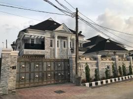 AlphaDreams Villa, hotel con estacionamiento en Mama