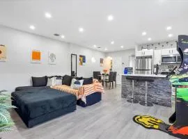 8min From Airport, Beach & DT - Hot Tub, Games & King Bed