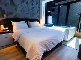 Modern Suite by The Bubbles Rooms