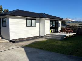 Sun and fun in the Bay, khách sạn ở Porirua