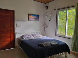 Little Shark bungalow، بنغل في Ban Bang Bao