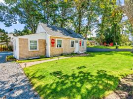 Dennis Port House BeachHot Tub & Fire Pit Fun，丹尼斯港的飯店