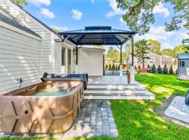 Dennis Port House BeachHot Tub & Fire Pit Fun, хотел в Денис