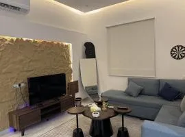 شقه بتصميم انيق ودخول ذاتي بمكان مميز