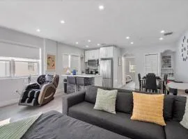 16 PPL - 5 min to Brickell & Bars - King Beds - Hot Tub - Massage Chair - Games