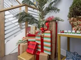 Huge Loft Style 3BR - KING Bed, Pool, WiFi, Washer & Dryer, AC, Free Parking -- IDEAL FOR Medical, Business, Groups, Relocation - near Moffitt Cancer Center and Raymond James Stadium -- Centrally Located