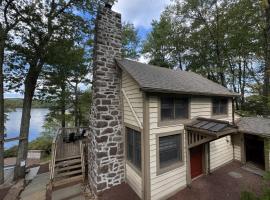 Secluded Lakefront Cabin with Hot Tub and Views, hotel in Lake Harmony