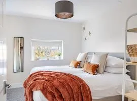 Hospital 2 mins walk away, train station & University -2 Bed-3rd Floor-Free Parking