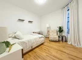 Spacious Queen Room in a 3 Rooms Prime Harlem Location near Central Park