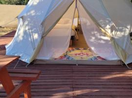 Achibueno Glamping, &kappa;ά&mu;&pi;&iota;&nu;&gamma;&kappa; &pi;&omicron;&lambda;&upsilon;&tau;&epsilon;&lambda;&epsilon;ί&alpha;&sigmaf; &sigma;&epsilon; Linares