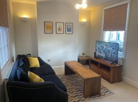 Two bed town house in Royal Leamington Spa, hotel in Leamington Spa