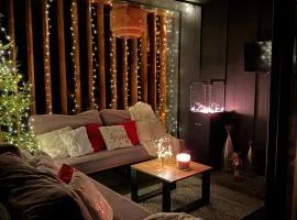 Leśny Azyl Domki z Ogrzewanym Zimowym Tarasem i Jacuzzi na Wyłączność w Samym Środku Lasu