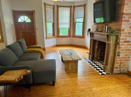 Jungle Cabin by Jungle House Downtown & Short North Free Parking 5 800 Reviews Near Convention Center & Nationwide Arena & Ohio State، فندق في كولومبوس