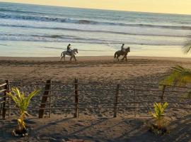 Surf House Mizata, hotel in Santa María Mizata