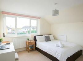 Grand 5BR Home in Market Harborough with Parking, hotel i Market Harborough
