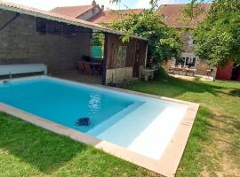 Maison de famille, 10 couchages, piscine, hotel in Le Chesne