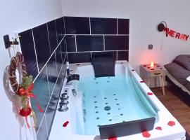 Balnéo privée, Cinéma, Fibre & Patio, hotel in Tourcoing