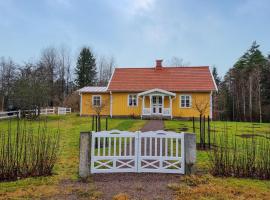 3 Bedroom Beautiful Home In Broaryd, hotel v mestu Broaryd