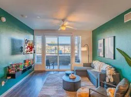 Near the Stadium with BalconyPoolGymWDParking