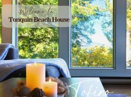 Tonquin Beach House - EV Charger, Wood Fireplace, Steps from beach, ξενοδοχείο σε Tofino