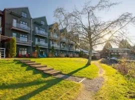 Cedar & Swell - Waterfront Bachelor Condo
