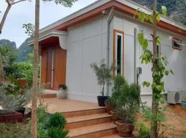 Cozy Tiny House Nature Retreat with Mountain Views