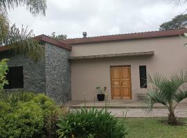 Cómoda casa con amplio jardín، كوخ في بونتا دل إستي