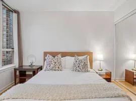 Queen Bed/Sauna/Pool/Gym/Wi-Fi/Sleeps four Guests!