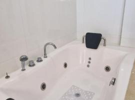 Hospedaje Tunari - Chalet de Lujo con Jacuzzy, Jardin, Horno y Barbacoa a Leña, hotell sihtkohas Quillacollo