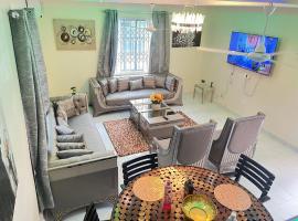 Flozicare Royal 3-Bedroom House in Accra: Kwabenyan şehrinde bir kul&uuml;be