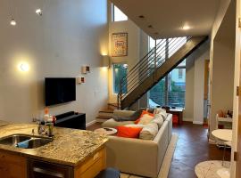 Beautiful Pearl Street condo! 30 DAY MINIMUM STAY, Hotel in Boulder
