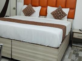 Hotel The Clink Inn Near IGI Airport New Delhi, ξενοδοχείο σε Jāmb