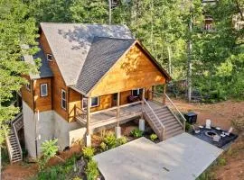Special Opening Prices for this Cozy Luxury Cabin- Heated Pool,Smores,Pets,Firepit,Movies,close to Pkwy