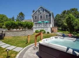 Minutes to Oceanside beaches Private Deck and Backyard